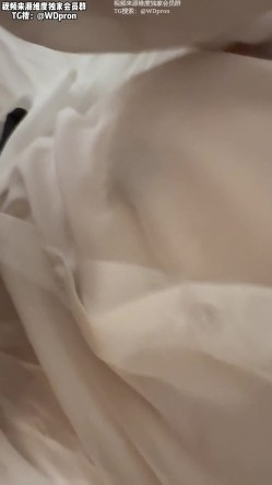眼镜反差女大学生，被男友偷拍实录，妹子穿着性感的JK制服和连衣裙被男友无情爆操，表情真的太丰富了 截图10