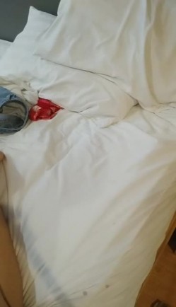 床上的少妇很性感骚不骚你看就完了，跟大哥玩SM情趣被束缚，皮鞭蜡烛任你玩耍，非常听话被大哥用道具捅骚逼 截图7