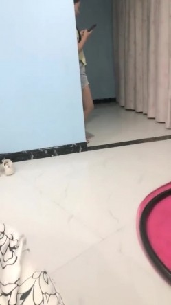 最新的情侣交换，【双飞男女】，两个小少妇的难忘一夜，酒店开房，互换伴侣，轮流换着玩，淫乱场景看了秒硬 截图12
