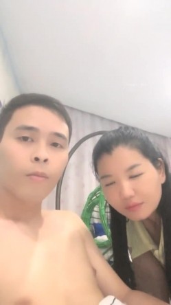 最新的情侣交换，【双飞男女】，两个小少妇的难忘一夜，酒店开房，互换伴侣，轮流换着玩，淫乱场景看了秒硬 截图15