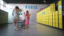 国内【水上乐园】换衣间沐浴区近景偷拍 美女如云淋浴换衣好身材一览无余 截图8