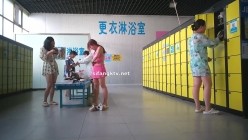 国内【水上乐园】换衣间沐浴区近景偷拍 美女如云淋浴换衣好身材一览无余 截图10