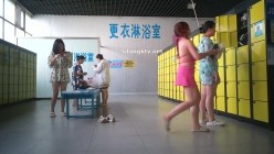 国内【水上乐园】换衣间沐浴区近景偷拍 美女如云淋浴换衣好身材一览无余 截图11