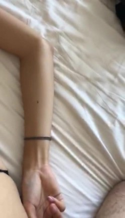 骚妻穿老公圣诞送的情趣内衣出来约啪真有Feel 弄污回去怎么办 截图16