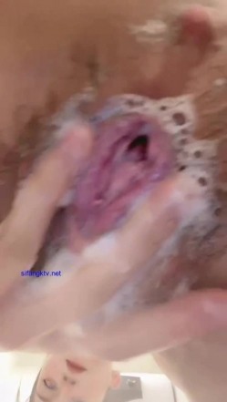 《顶流网红泄密》干一票大的就撤！虎牙主播界标杆颜值天花板极品女神【黑桃】土豪天价定制顶级，洗澡自抠道具紫薇全裸发情~炸裂 截图6
