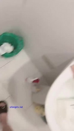 《顶流网红泄密》干一票大的就撤！虎牙主播界标杆颜值天花板极品女神【黑桃】土豪天价定制顶级，洗澡自抠道具紫薇全裸发情~炸裂 截图8
