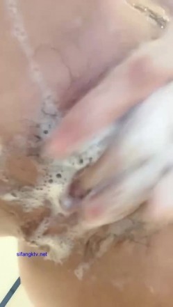 《顶流网红泄密》干一票大的就撤！虎牙主播界标杆颜值天花板极品女神【黑桃】土豪天价定制顶级，洗澡自抠道具紫薇全裸发情~炸裂 截图11