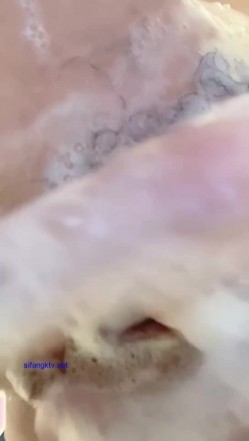 《顶流网红泄密》干一票大的就撤！虎牙主播界标杆颜值天花板极品女神【黑桃】土豪天价定制顶级，洗澡自抠道具紫薇全裸发情~炸裂 截图12