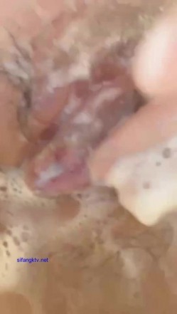 《顶流网红泄密》干一票大的就撤！虎牙主播界标杆颜值天花板极品女神【黑桃】土豪天价定制顶级，洗澡自抠道具紫薇全裸发情~炸裂 截图13