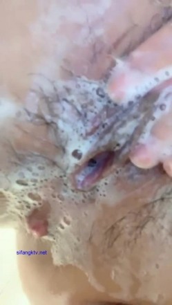 《顶流网红泄密》干一票大的就撤！虎牙主播界标杆颜值天花板极品女神【黑桃】土豪天价定制顶级，洗澡自抠道具紫薇全裸发情~炸裂 截图14