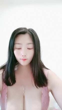 超级巨乳主播『椰汁西米露』高清源码录制35小时直播合集 无毛粉逼健身器材上甩大奶 截图3