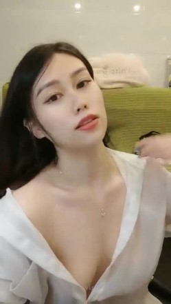 极品高颜冷艳御姐，反差小妈感女主播「金刚护撸娃」「小奶猫」激情淫语撩骚，和姐妹下海大秀，互舔互口假鸡巴互插 截图14