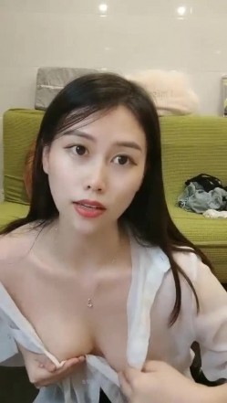 极品高颜冷艳御姐，反差小妈感女主播「金刚护撸娃」「小奶猫」激情淫语撩骚，和姐妹下海大秀，互舔互口假鸡巴互插 截图15