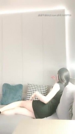 高颜值性感妹子和秃头男约拍包臀裙摆弄姿势，衬衣浴室湿身诱惑黑丝撕裆道具自慰 截图4
