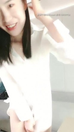 高颜值性感妹子和秃头男约拍包臀裙摆弄姿势，衬衣浴室湿身诱惑黑丝撕裆道具自慰 截图6