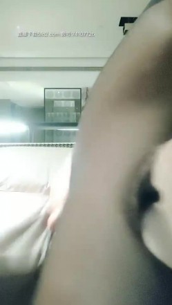 高颜值性感妹子和秃头男约拍包臀裙摆弄姿势，衬衣浴室湿身诱惑黑丝撕裆道具自慰 截图12