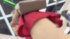 大神KFC商场尾随偷拍 红裙眼镜御姐范气质美女的裙底风光白色窄内非常性感 截图2