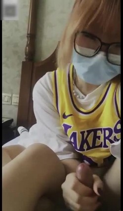 最新『印象足拍』极品流出-大一长腿湖人詹姆斯球衣妹妹足交口爱 超听话女仆小姐姐白丝口交 截图4