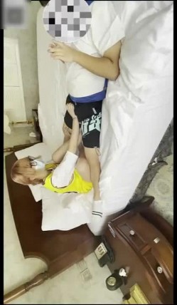 最新『印象足拍』极品流出-大一长腿湖人詹姆斯球衣妹妹足交口爱 超听话女仆小姐姐白丝口交 截图7