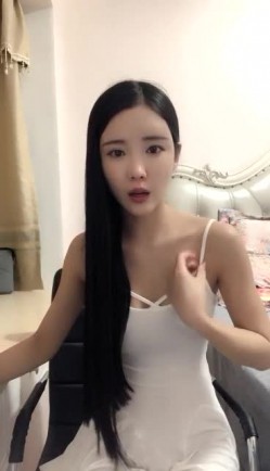 最美的外围女神alice 纤瘦瓜子脸明星级别颜值 大尺度紫薇漏出 众网友围观互动 颜值控强推 截图16