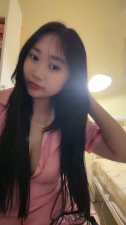 极品学生妹，20岁正青春，【Nillk大学生】，纯天然大咪咪，骚逼已经被几任男友蹂躏爽，自慰水多 截图9
