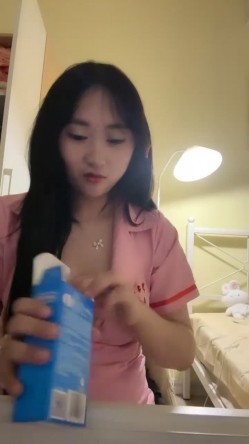 极品学生妹，20岁正青春，【Nillk大学生】，纯天然大咪咪，骚逼已经被几任男友蹂躏爽，自慰水多 截图10