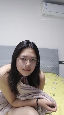 新人~真实在校生【性感美芽】私人宿舍~全裸扒穴~洗澡，为了赚下学期的学费也是拼了，少女身材完美 截图8