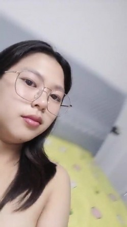 新人~真实在校生【性感美芽】私人宿舍~全裸扒穴~洗澡，为了赚下学期的学费也是拼了，少女身材完美 截图9