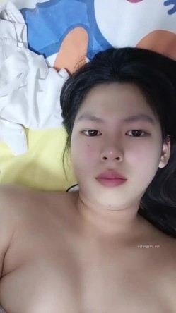 新人~真实在校生【性感美芽】私人宿舍~全裸扒穴~洗澡，为了赚下学期的学费也是拼了，少女身材完美 截图12