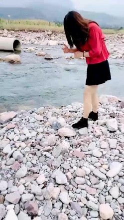 送嫂子回家路上激情啪啪，车内调情扒光吃奶玩逼口交大鸡巴，直接在车里干，各种爆草抽插满足骚子水好多啊 截图1
