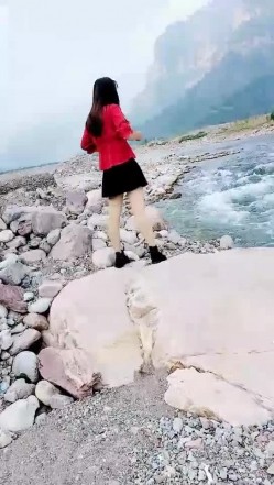 送嫂子回家路上激情啪啪，车内调情扒光吃奶玩逼口交大鸡巴，直接在车里干，各种爆草抽插满足骚子水好多啊 截图2