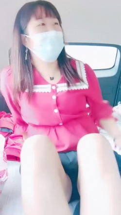 送嫂子回家路上激情啪啪，车内调情扒光吃奶玩逼口交大鸡巴，直接在车里干，各种爆草抽插满足骚子水好多啊 截图4