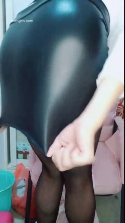 骚货奶妈~【哺乳期】收费自慰挤奶~跳蛋~道具~呻吟声好刺耳，骚逼和大奶子，挑逗你们！ 截图1