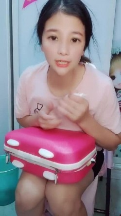 骚货奶妈~【哺乳期】收费自慰挤奶~跳蛋~道具~呻吟声好刺耳，骚逼和大奶子，挑逗你们！ 截图15