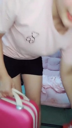 骚货奶妈~【哺乳期】收费自慰挤奶~跳蛋~道具~呻吟声好刺耳，骚逼和大奶子，挑逗你们！ 截图16