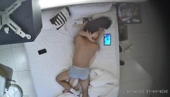 上帝视角偷拍颜值美女被男友带到酒店一块玩手游扣逼干了几次才满足 截图9