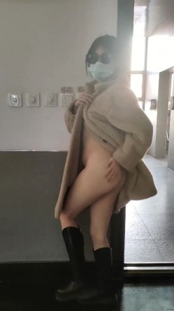 露出界天花板满级狂人！身材苗条性感网红【兔兔】私拍，学校公园商场各种场所人前露出翻屁眼露逼紫薇喷水 截图13
