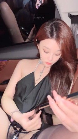 【汐汐汐颜】，极品车模，户外露出，车内自慰，这水喷得真壮观，骚液扑面而来，超刺激推荐必看 截图1