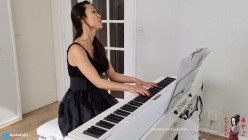 少妇御姐范「Ayako Fuji」OF露脸私拍 让女钢琴师在弹奏时为你吃鸡巴服务是怎样一种体验？ 截图1