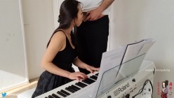 少妇御姐范「Ayako Fuji」OF露脸私拍 让女钢琴师在弹奏时为你吃鸡巴服务是怎样一种体验？ 截图2