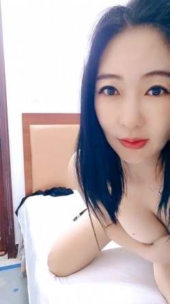 吸精骚人妻全程露脸伺候纹身大哥激情啪啪，深喉口交大鸡巴，丝袜高跟激情上位后入爆草奶子乱飞，胡萝卜插逼 截图16