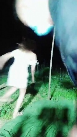 深夜户外强奸闺蜜-上篇 夏天到了，适合野外群P，两男两女淫乱聚会，小姐妹在空旷田野肆意狂叫 截图1