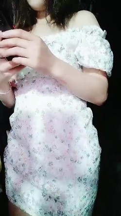 深夜户外强奸闺蜜-上篇 夏天到了，适合野外群P，两男两女淫乱聚会，小姐妹在空旷田野肆意狂叫 截图2