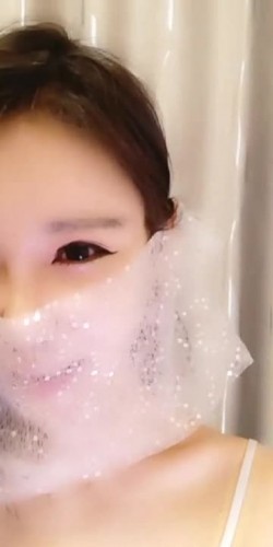 感觉超棒的网红校花小芒果，颜值高身材好带上面纱更显妩媚，奶子很正坚挺圆润，道具插入干净的逼逼，呻吟可射 截图1