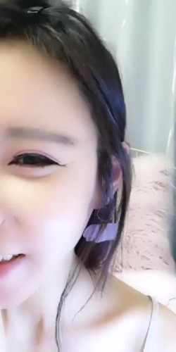 感觉超棒的网红校花小芒果，颜值高身材好带上面纱更显妩媚，奶子很正坚挺圆润，道具插入干净的逼逼，呻吟可射 截图16