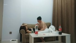 大奶良家美妇 我们好好聊不要老是这样 怎么啦你哭了 身材丰满吃饱喝足从沙发操到床上 好久没滋润了被操的爽哭了 截图3