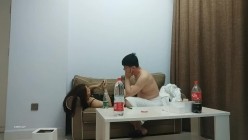 大奶良家美妇 我们好好聊不要老是这样 怎么啦你哭了 身材丰满吃饱喝足从沙发操到床上 好久没滋润了被操的爽哭了 截图4