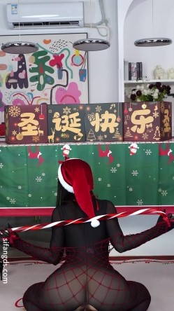 【U秀】高颜值女神『芝涵』圣诞特别篇超大尺裸舞 小圆奶肥臀身材一级棒 截图11