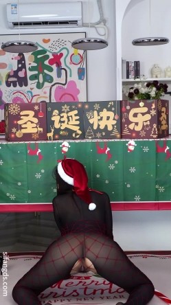【U秀】高颜值女神『芝涵』圣诞特别篇超大尺裸舞 小圆奶肥臀身材一级棒 截图12