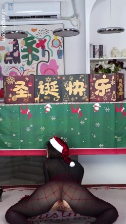 【U秀】高颜值女神『芝涵』圣诞特别篇超大尺裸舞 小圆奶肥臀身材一级棒 截图13